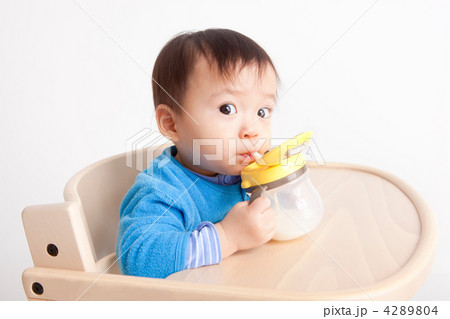 ミルクを自分で飲む赤ちゃん２ 4289804