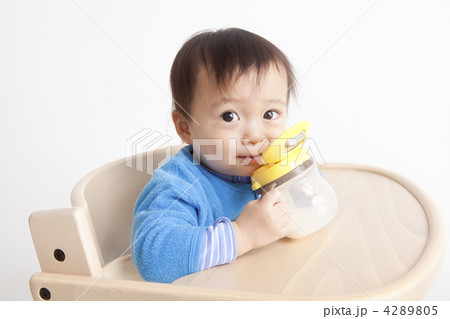 ミルクを自分で飲む赤ちゃん ミルクを自分で飲む赤ちゃん 4289805