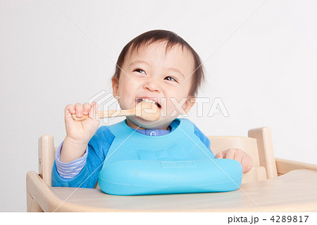 離乳食 スプーン練習中の赤ちゃん２ 4289817