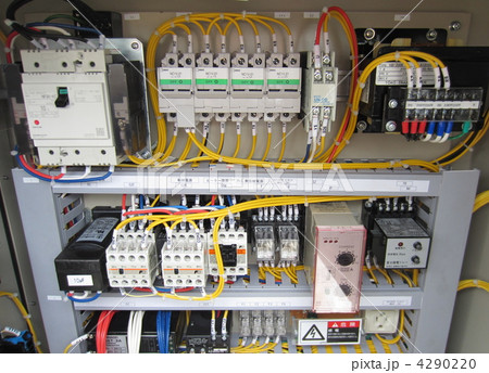制御盤や操作盤の複雑な電気回路 4290220