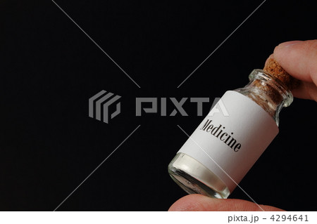「Medicine」ラベルの小瓶を持つ手 「Medicine」ラベルの小瓶を持つ手 4294641