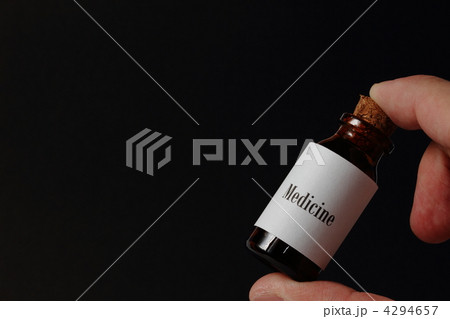 「Medicine」ラベルの小瓶を持つ手 「Medicine」ラベルの小瓶を持つ手 4294657