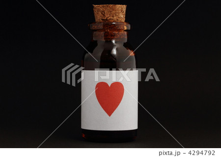 ハートマークのラベルの茶色の小瓶 4294792