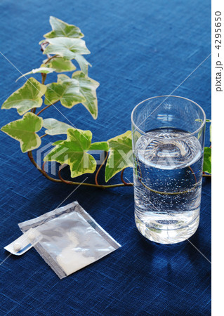 薬と水の入ったコップ 薬と水の入ったコップ 4295650