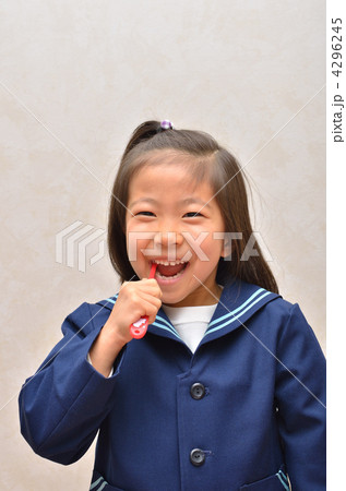 歯磨きする幼稚園児(女の子) 歯磨きする幼稚園児(女の子) 4296245