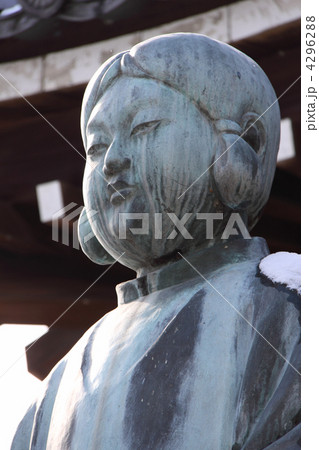 四国霊場第75番札所「善通寺」誕生院、雪の「稚児大師像」 4296288