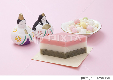 雛人形と雛あられと菱餅 4296456