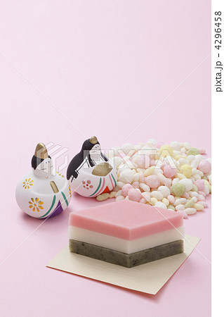 雛人形と雛あられと菱餅 4296458