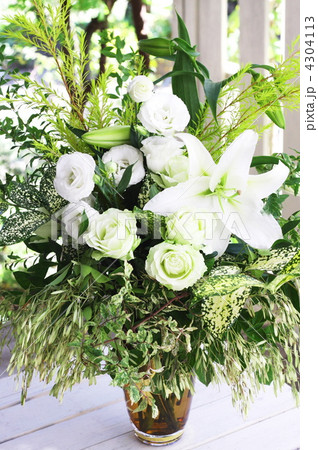 白い花とグリーンの葉のアレンジメント 4304113