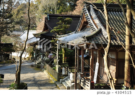 西国三十三カ所　岩間寺　不動堂と本堂 4304515