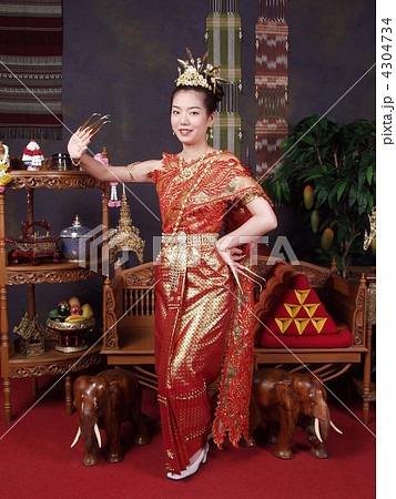 タイの民族衣装を着る女性の写真素材 [4304734] - PIXTA