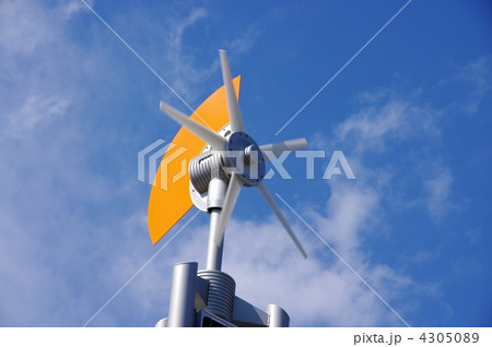 小型風力発電 一般家庭用の風力発電 風力発電の写真素材