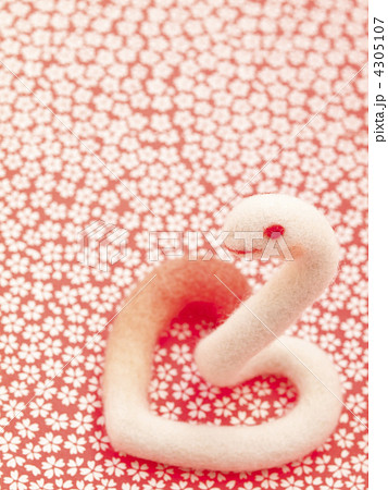 羊毛ヘビと桜小紋赤（縦） 4305107