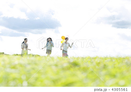 草原を走る3人の女性 4305561