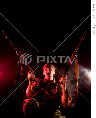 Screaming soldier with two guns 4309244