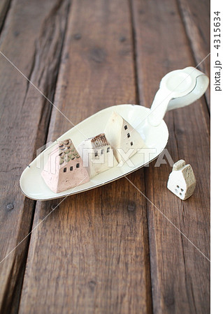 陶器の家のミニチュア琺瑯トレー　住まいイメージ 4315634