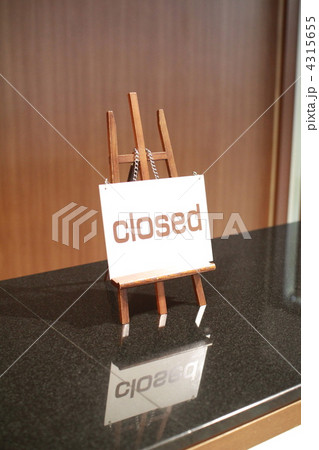 closedのプレート　クロークの受付窓口 4315655