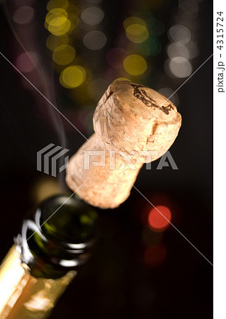 Champagne bottle 4315724