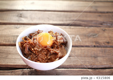 すき焼きの残りで作った豚肉の甘辛丼 すき焼きの残りで作った豚肉の甘辛丼 4315806