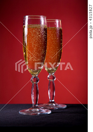 Champagne glasses 4315827