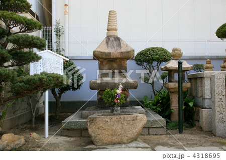神戸市・築島寺（来迎寺）の松王丸の供養塔 4318695