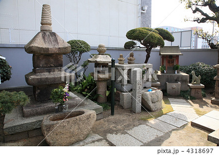 神戸市の築島寺（来迎寺）の供養塔 4318697