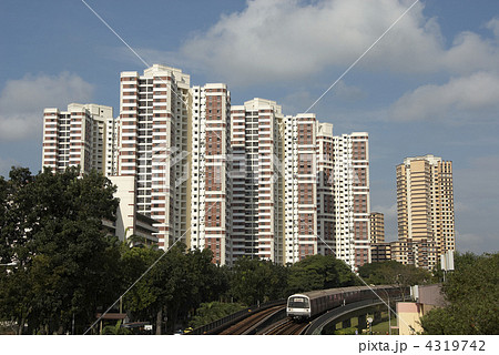 シンガポール　地下鉄と公団住宅 4319742