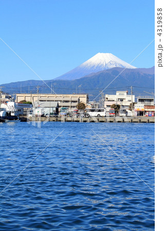 沼津港と富士山 4319858