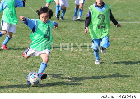 サッカーする男の子 サッカーする男の子 4320436
