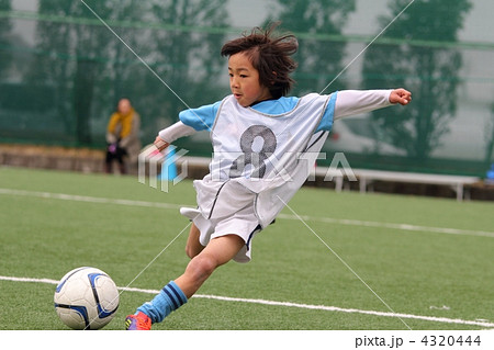 サッカーする男の子 4320444