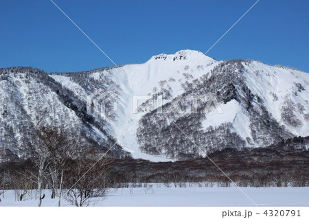 快晴の尾瀬ヶ原から見た景鶴山 快晴の尾瀬ヶ原から見た景鶴山 4320791