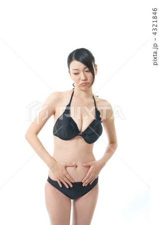 水着の若い女性 4321846