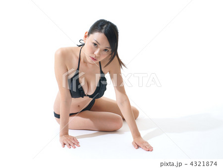 水着の若い女性 4321874