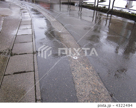 新潟県の融雪装置のついた路面 4322494