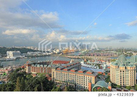 活気あるシンガポールの港とセントーサ島 4323639