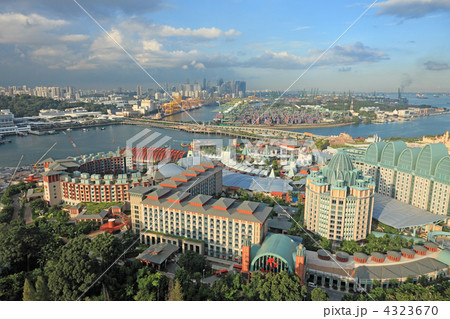 活気あるシンガポールの港とセントーサ島 4323670