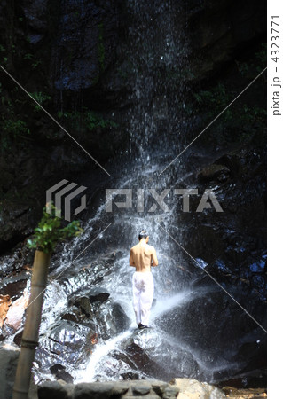 奈良　桃尾の滝　修行 4323771