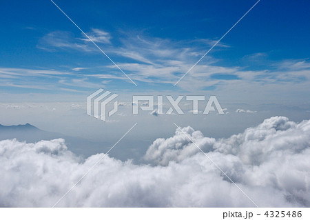 Mountains in clouds. Kodaikanal, Tamil Nadu Mountains in clouds. Kodaikanal, Tamil Nadu 4325486