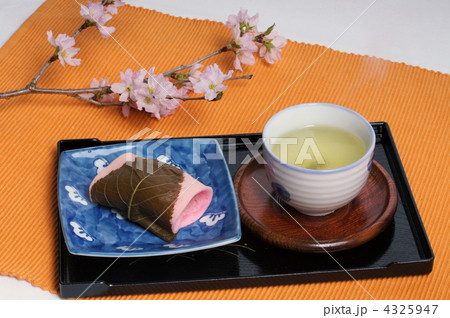熱いお茶と桜餅の写真素材