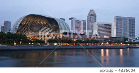 Esplanade (Singapore opera and concert hall at dusk 4326004