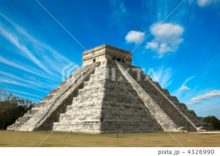 Mayan pyramid in Chichen-Itza, Mexico 4326990