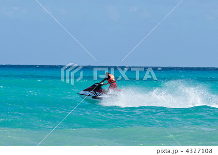 Man riding jet ski 4327108