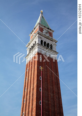 サンマルコの鐘楼と青空 4332844