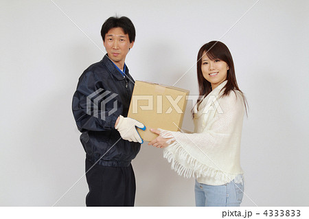 女性と宅配業者、荷物の受け渡しの写真素材 [4333833] - PIXTA