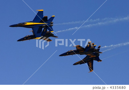 米海軍デモンストレーション飛行チーム、ブルーエンジェルスが世界一の飛行技術で見せるダイアモンド編隊からの左右ブレイクフォーメーション。 米海軍デモンストレーション飛行チーム、ブルーエンジェルスが世界一の飛行技術で見せるダイアモンド編隊からの左右ブレイクフォーメーション。 4335680