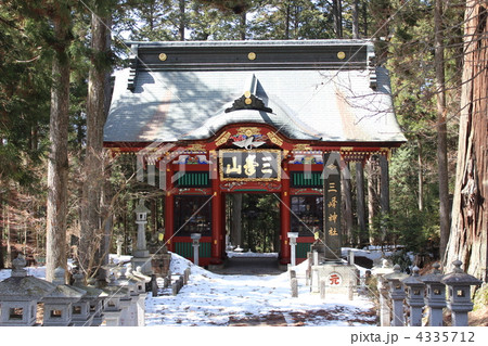 三峯神社の随身門 4335712