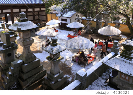 雪の金刀比羅宮、境内で商う「五人百姓」 4336323
