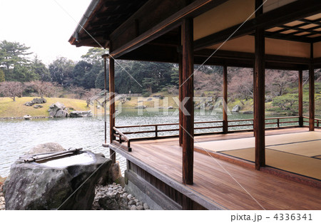 特別名勝「栗林公園」掬月亭の掬月より南湖をのぞむ 4336341