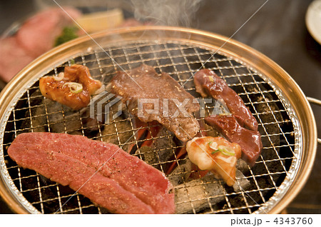 炭火で焼く肉 炭火で焼く肉 4343760