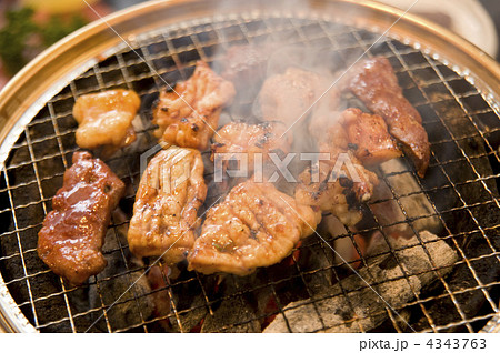炭火で焼くホルモン 4343763